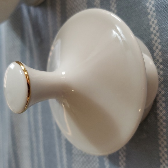 Tienshan White Teapot with Poinsettia Design - Picture 4 of 7